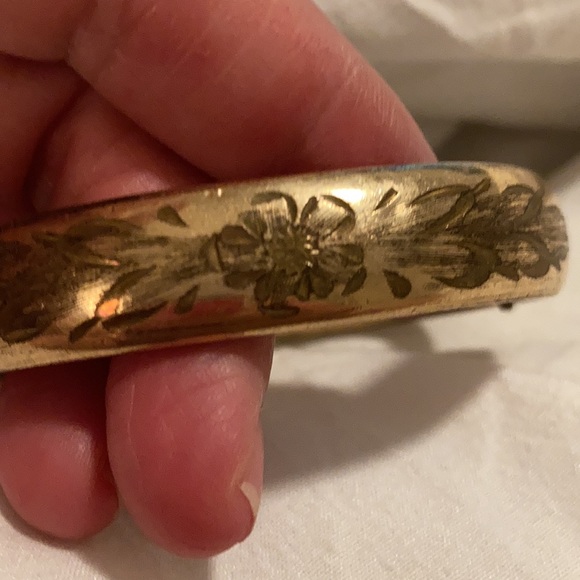 Gold plated hinged bangle. Some plating  loss. - Picture 2 of 6